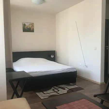 Royal Towers Nadezhda Apartament *